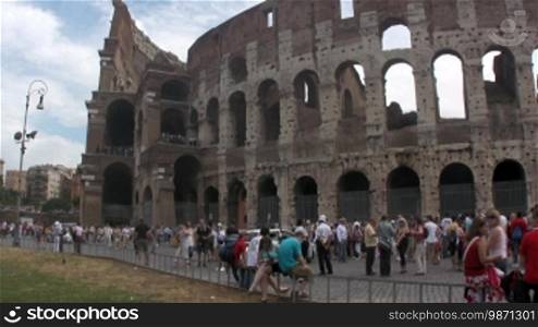 Blick auf das Colosseum in Rom mit Touristen