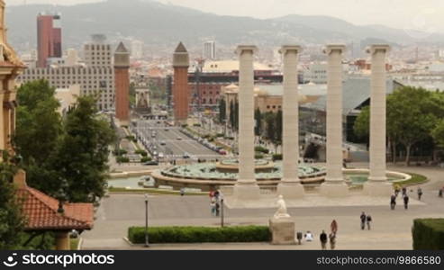 Blick auf die Quatre Columnes und die venezianischen Ziegeltürme, am Montjuïc in Barcelona.