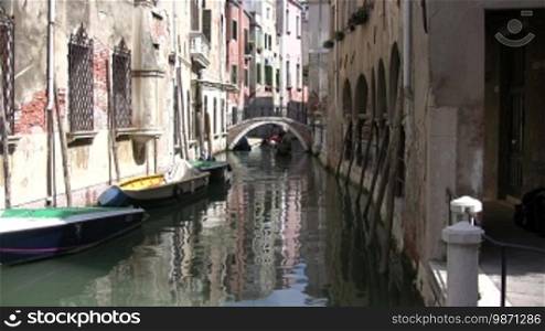 Blick auf einen Kanal mit Brücke in Venedig