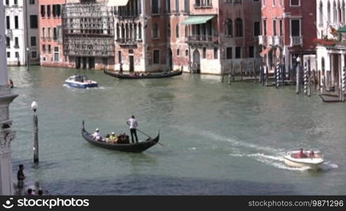 Blick in die Kanäle in Venedig mit Bootsverkehr