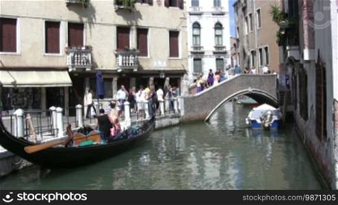 Blick in die Kanäle in Venedig mit Bootsverkehr