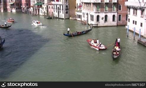 Blick in die Kanäle in Venedig mit Bootsverkehr