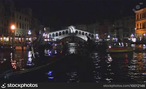 Bootsfahrt bei Nacht in Rialto. Ein Schiff der Polizei fährt vorbei.
(Night boat trip in Rialto. A police ship passes by.)