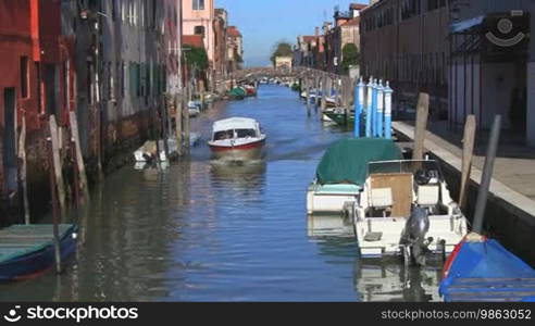 Bootsfahrt im Cannaregio. Boot fährt auf die Kamera zu