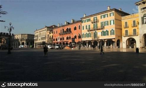 Bunte Hausfassaden an der Piazza Bra in Verona