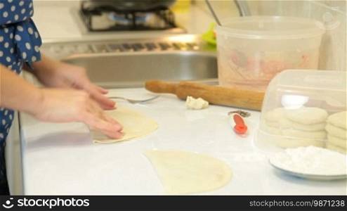 Chebureki preparation - roll the special device or a saucer along the edges