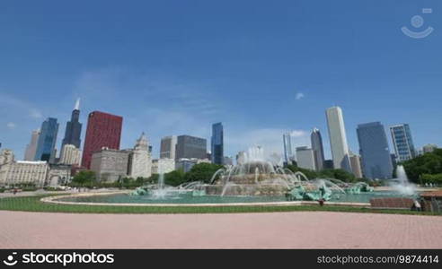 Chicago downtown skyscrapers behind the Buckingham Fountain waters. The Willis Tower, the CNA Center, the Crain Communications Building, or the Trump Tower are some of the skyscrapers in this shot. Awesome Chicago city center skyline in the United States of America.