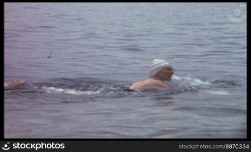 Frau schwimmt in See (8 mm Film)