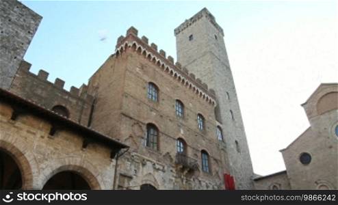 Hausfassaden und Geschlechtertürme in San Gimignano