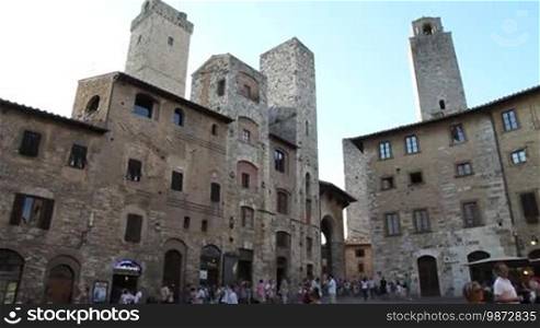 Hausfassaden und Geschlechtertürme in San Gimignano