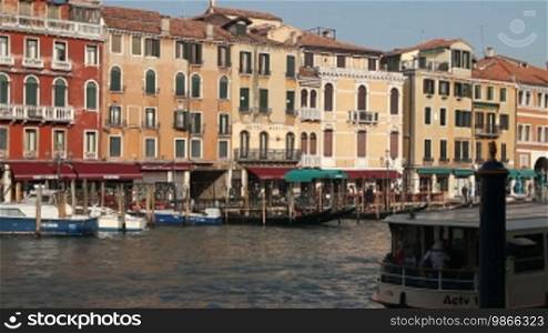 Hausfassaden und Kanal, in Venedig