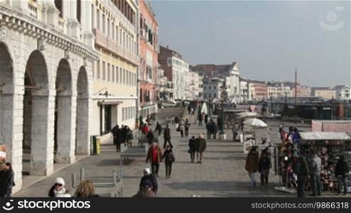 Hausfassaden und Menschen in Venedig