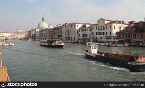 Hausfassaden und Schifffahrt, in Venedig.