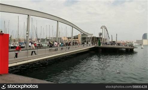Holzbrücke am Hafen von Barcelona, in wellenförmiger Bauweise.