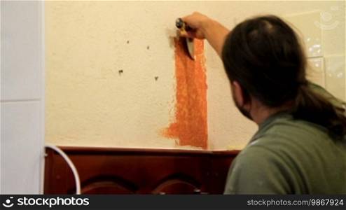 Master applies colored wax on ornamental plaster.