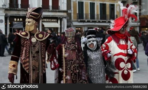 Menschen mit Phantasiemasken in Venedig. (No changes needed)