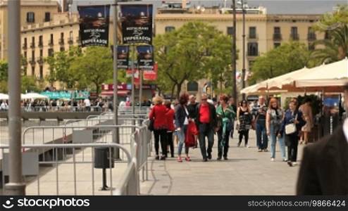 Platz in Barcelona mit Touristen