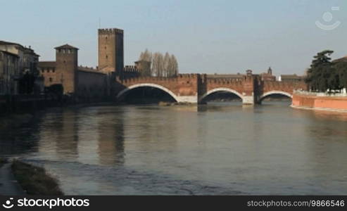 Scaligerbrücke über die Etsch und Castelvecchio, in Verona.