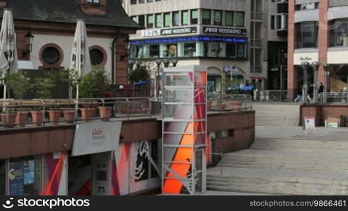 Schwenk zum Hochhaus, der Commerzbank, in Frankfurt am Main.