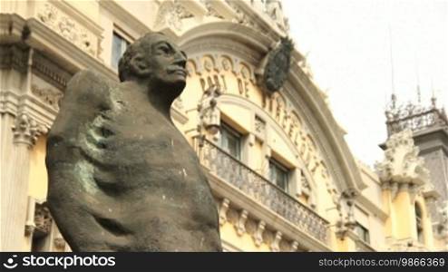 Skulptur vor dem historischen Gebäude der Hafenverwaltung, in Barcelona.