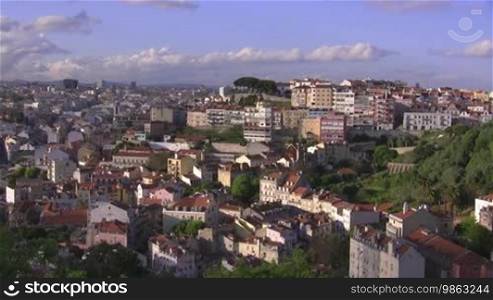 Stadtkulisse (Häuser, Altbauten, Hochhäuser) von Lissabon von oben, die Dächer von Lissabon. Blauer Himmel mit weißen Wolken.