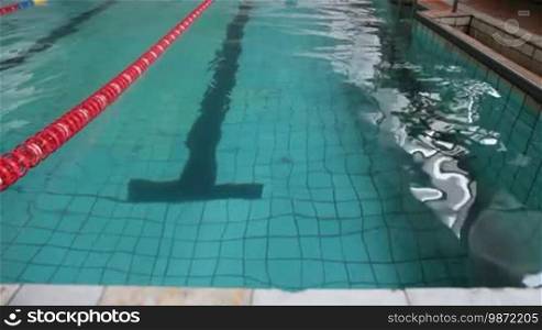 Teenager practicing in a swimming pool