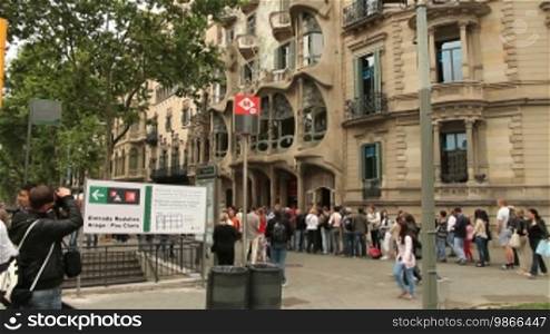 Tourist queue at Casa Mila by Gaudi (la Pedrera)