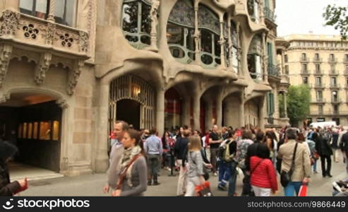 Tourist queue at Casa Mila by Gaudi (la Pedrera)