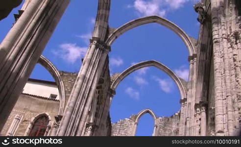 Verzierte Rundbogen / Tore aus Stein einer alten Kathedrale; im Hintergrund das Gebaude der Kathedrale; weiße Wolken ziehen am blauen Himmel.
Formatted:
Ornate round arches / gates of stone from an old cathedral; in the background the building of the cathedral; white clouds drift across the blue sky.