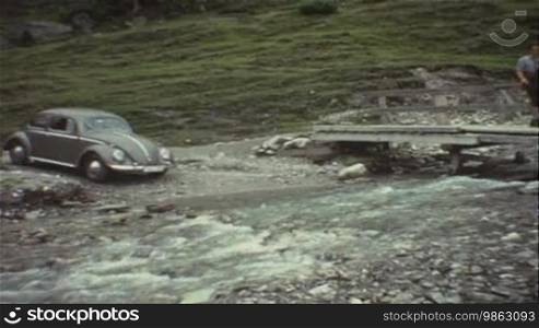 VW-Käfer fährt durch einen Fluss (8 mm-Film)
