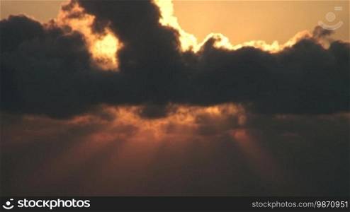 Zeitraffer: Wolken ziehen über dem Meer nach Sonnenaufgang