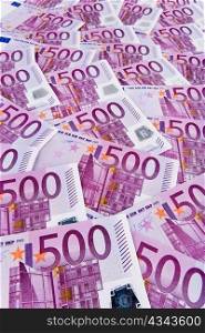Viele Euro-Banknoten liegen nebeneinander. Symbolfoto fur Reichtum und Steuern