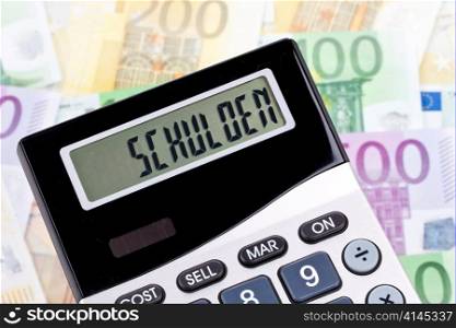 Viele Euro Geldscheine mit Taschenrechner und der Aufschrift &acute;Schulden&acute;