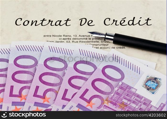 Viele Euro Geldscheine und Kredit Vertrag (Franzosisch)