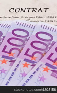 Viele Euro Geldscheine und Vertrag (Franzosisch)
