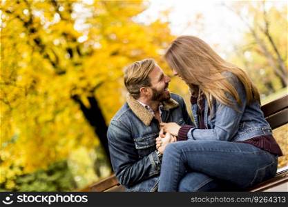 View at young loving coup≤on a bench in autumn park