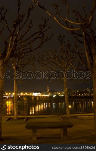 view of the riverbank of the Elbe in Dresden at night