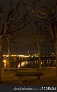 view of the riverbank of the Elbe in Dresden at night