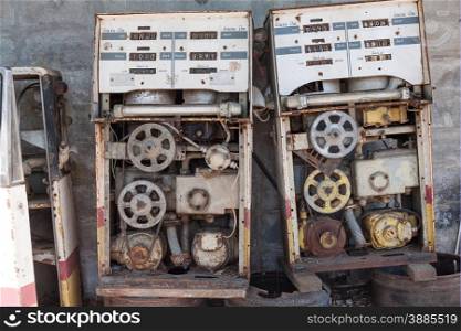 Vintage and old fuel dispenser that show mechanic inside
