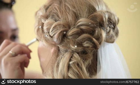 visagist doing makeup for the bride