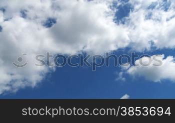 Vorbeiziehende Wolken im Zeitraffer - time lapse of clouds passing by