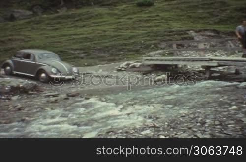 VW-Kafer fahrt druch einen Fluss (8 mm-Film)