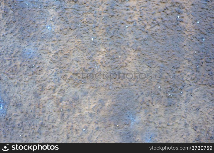 Wall of concrete with spoiled coating