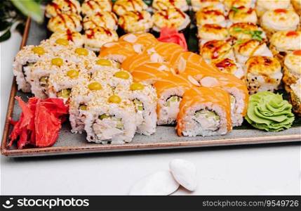 Warm Sushi Roll with Salmon, tuna and Cream Cheese