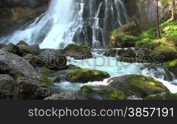 Wasserfall mit Felsen und Stromschnellen