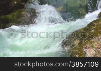 Wasserfall mit Stromschnellen und bemoosten Felsen