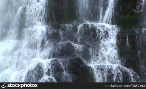Wasserfall mit Stufen