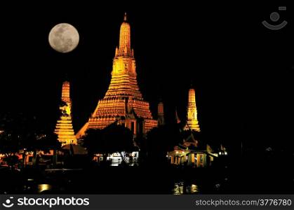 Wat Arun on a full moon day