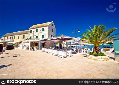 Waterfront promenade og Town Primosten in Dalmatia, Croatia