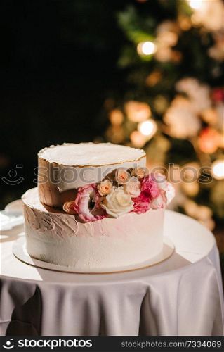 wedding cake at the wedding of the newlyweds